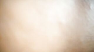 一张床上换各种姿势，一边做爱一边欣赏自己的伴侣与对方各种操，互相聊天：绿帽的老婆夸别人老公“你好大呀！顶到我里面了，顶得我想尿尿